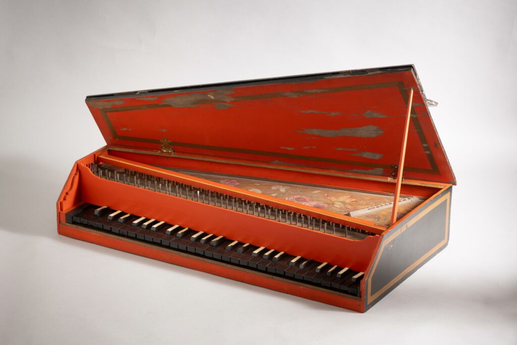 Epinette à l'octave dans une caisse trapézoïdale, étendue G-d4 sans G# (55 notes), de Nicolas Blanchet (1660-1731) 
Instrument mis en vente par Vichy Enchères le 9 novembre 2024 © C. Darbelet