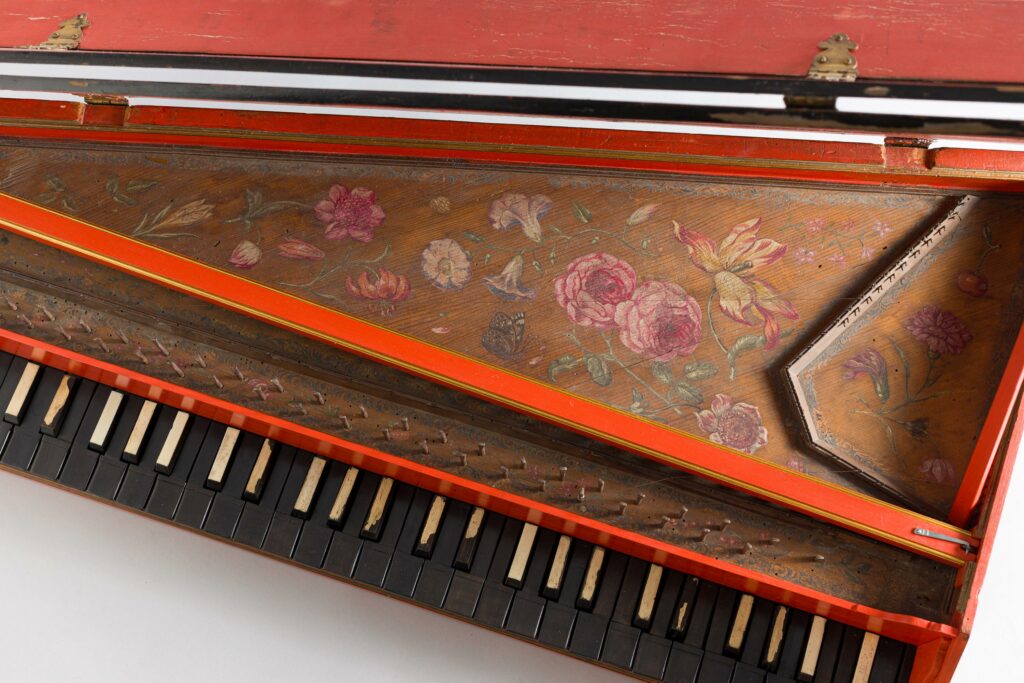 Epinette à l'octave dans une caisse trapézoïdale, étendue G-d4 sans G# (55 notes), de Nicolas Blanchet (1660-1731) 
Instrument mis en vente par Vichy Enchères le 9 novembre 2024 © C. Darbelet