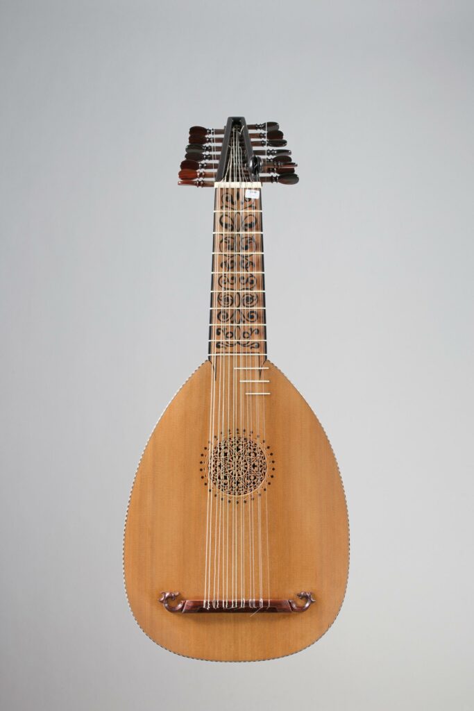 Luth à sept chœurs et une chanterelle, fait par César VERA, luthier à Séville. Collection John Cochran Instrument mis en vente par Vichy Enchères le 18 mai 2019 © C. Darbelet