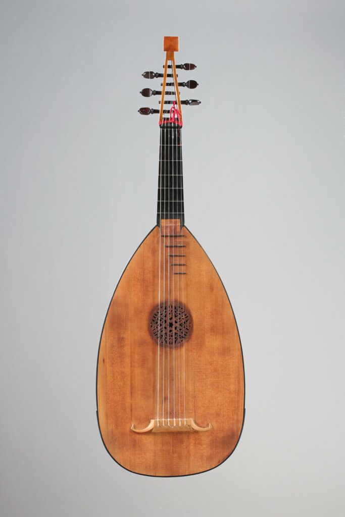 Guitare luth de Hermann HAUSER, fait à Munich en 1915 . Collection John Cochran Instrument mis en vente par Vichy Enchères le 18 mai 2019 © C. Darbelet