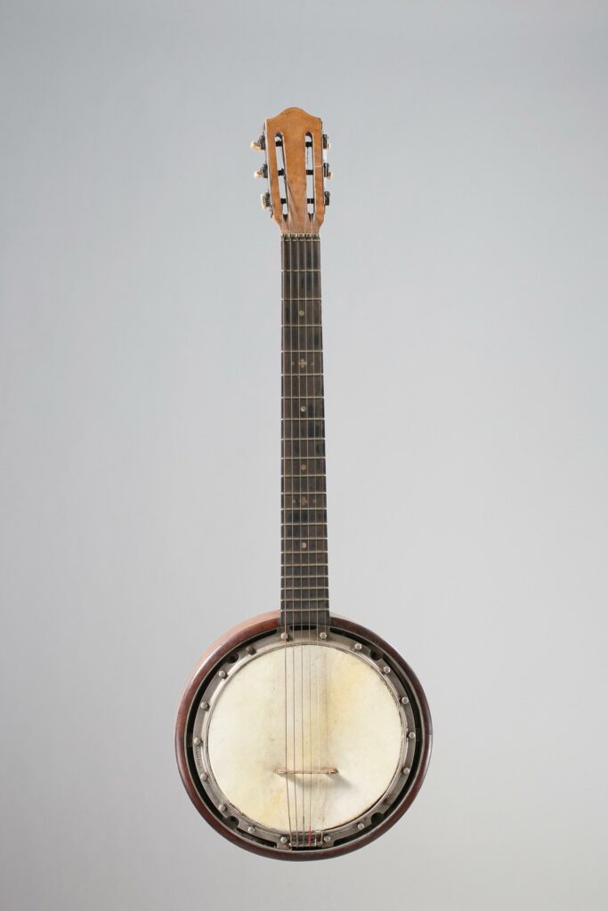 Banjo guitare de marque ANTONELLI, fait vers 1920, à Paris Collection John Cochran Instrument mis en vente par Vichy Enchères le 18 mai 2019 © C. Darbelet