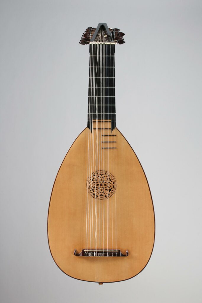 Luth à six choeurs et deux chanterelles, de David RUBIO, fait en 1970, Collection John Cochran Instrument mis en vente par Vichy Enchères le 18 mai 2019 © C. Darbelet