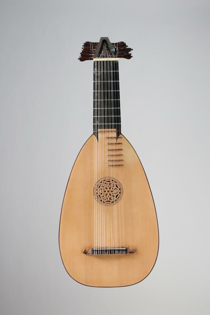 Luth à six choeurs et deux chanterelles, de David RUBIO, fait en 1971 Collection John Cochran Instrument mis en vente par Vichy Enchères le 18 mai 2019 © C. Darbelet