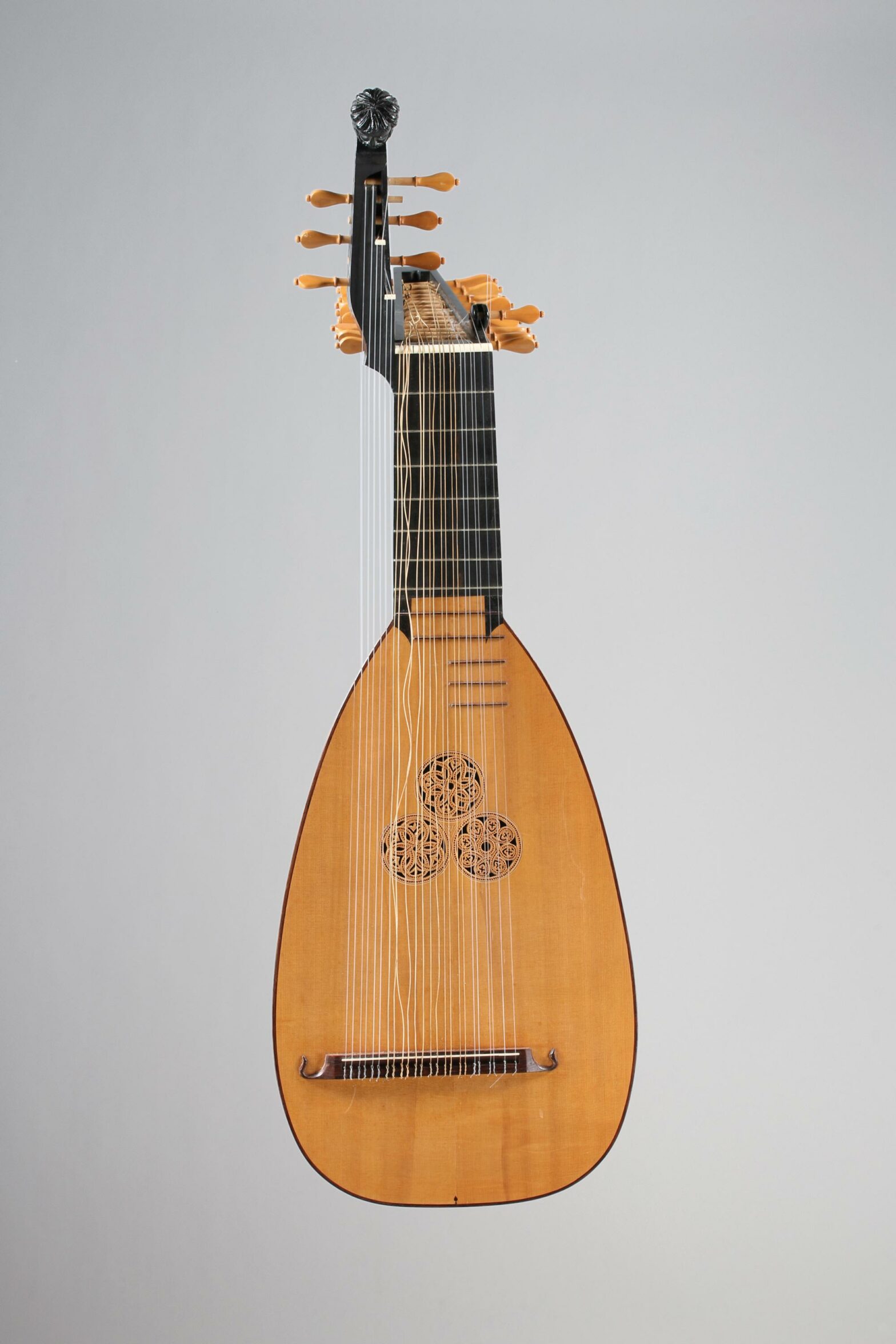 Luth théorbé à huit chœurs et deux chanterelles, théorbure à trois chœurs, de David J. RUBIO, fait en 1978 Collection John Cochran Instrument mis en vente par Vichy Enchères le 9 novembre 2024 © C. Darbelet