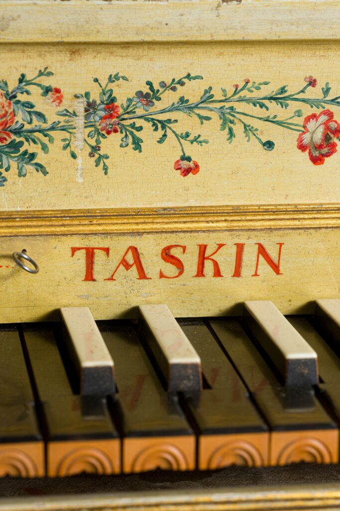 Epinette à l'octave signée Pascal TASKIN à Paris 1788 
Instrument mis en vente par Vichy Enchères le 9 novembre 2024 
© C. Darbelet