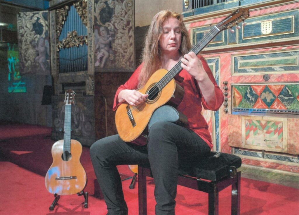 Nora Buschmann jouant la FE21Y au Museu de la Música de Barcelone, 2019