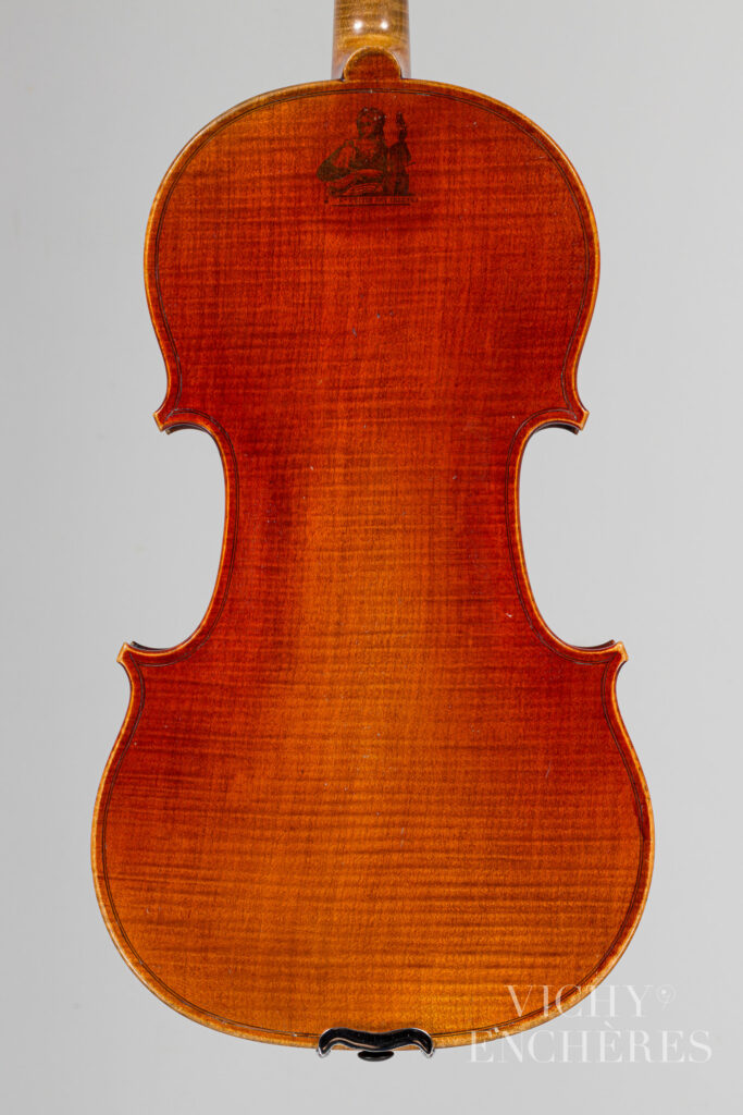 Violon de Nicolas VUILLAUME, en modèle Sainte-Cécile-des-Thernes Instrument mis en vente par Vichy Enchères le 5 décembre 2024 © C. Darbelet