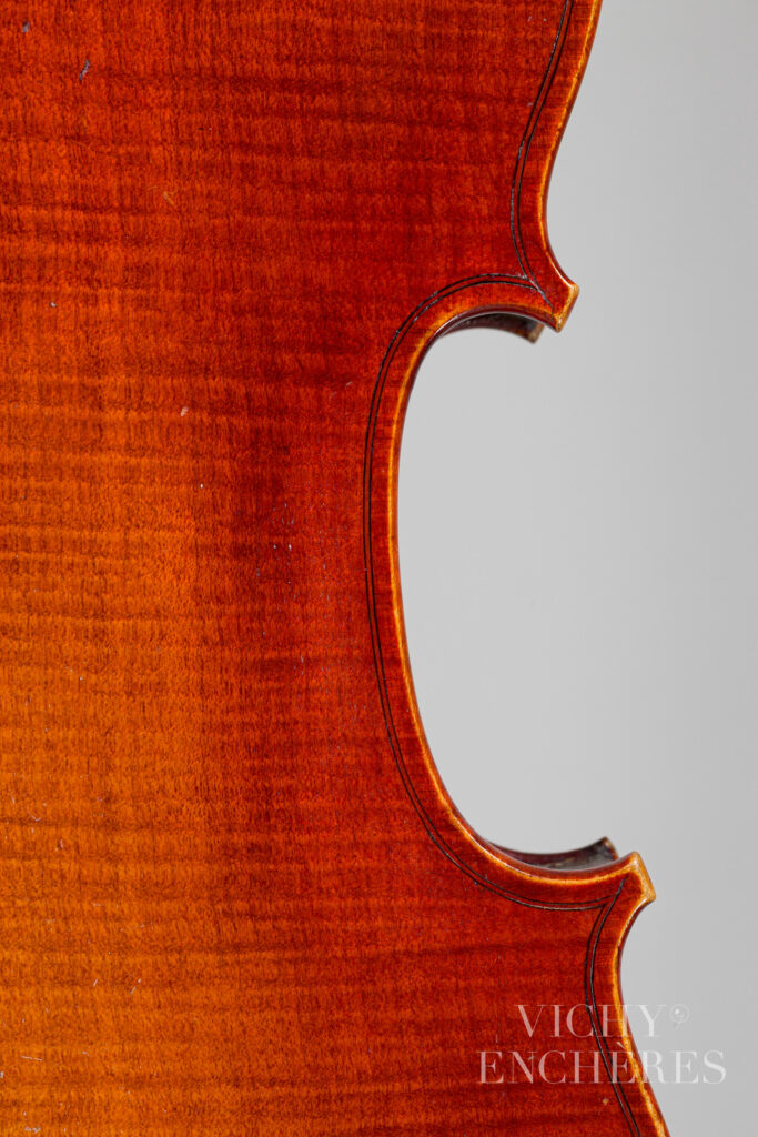 Violon de Nicolas VUILLAUME, en modèle Sainte-Cécile-des-Thernes Instrument mis en vente par Vichy Enchères le 5 décembre 2024 © C. Darbelet