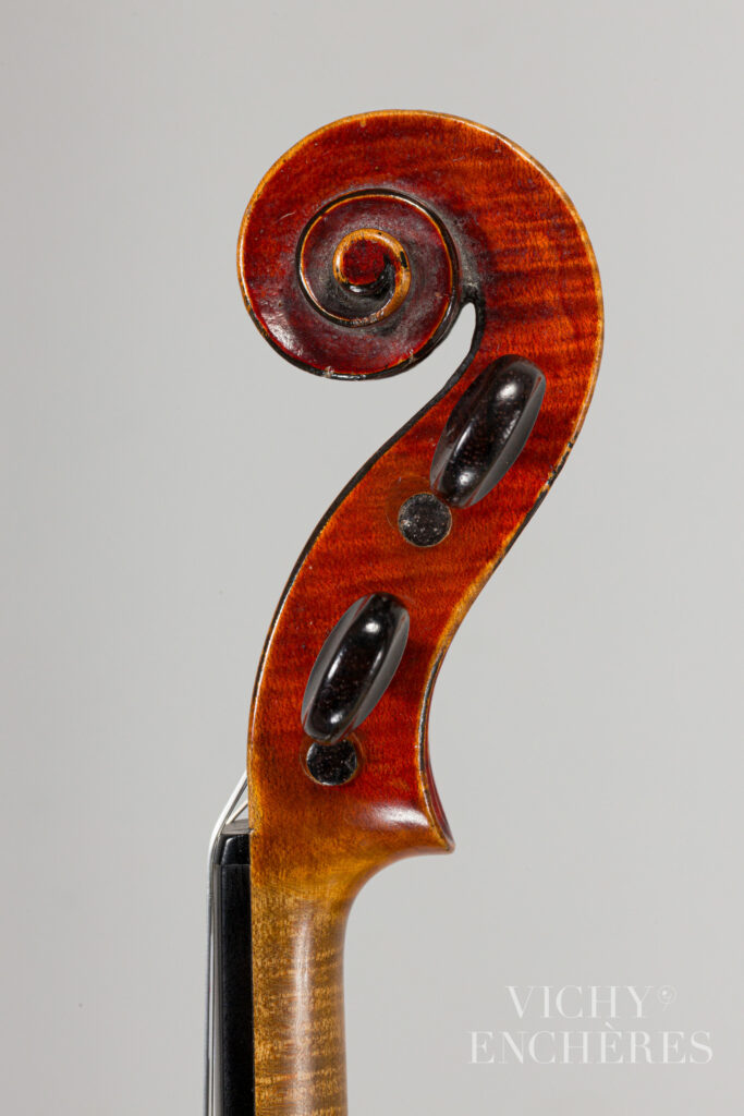 Violon de Nicolas VUILLAUME, en modèle Sainte-Cécile-des-Thernes Instrument mis en vente par Vichy Enchères le 5 décembre 2024 © C. Darbelet