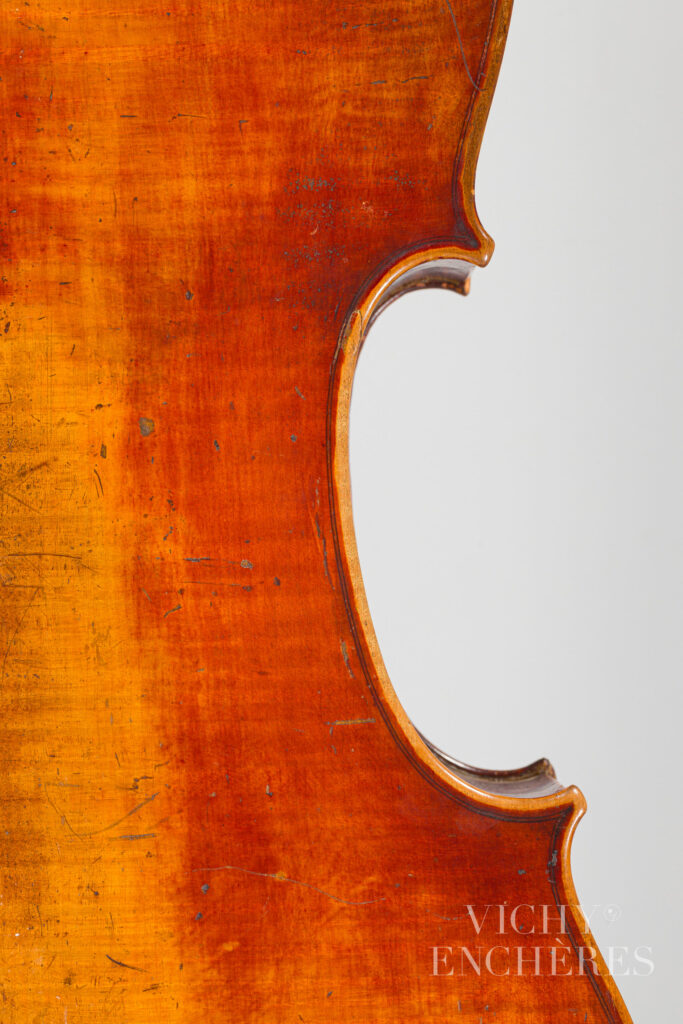 Rare et intéressant violoncelle d’Etienne Georges DROUIN Instrument mis en vente par Vichy Enchères le 5 décembre 2024 © C. Darbelet