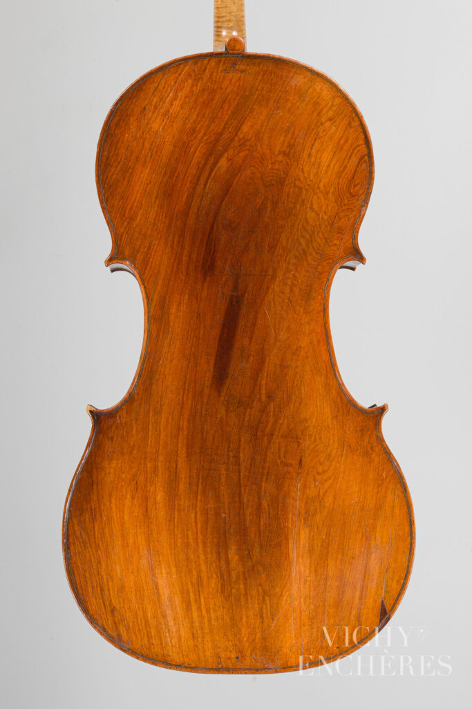 Intéressant et rare violoncelle d’Hendrick WILLEMS II Instrument mis en vente par Vichy Enchères le 5 décembre 2024 © C. Darbelet