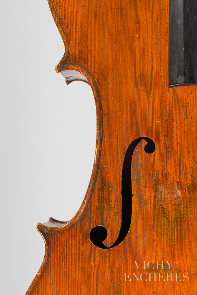 Intéressant et rare violoncelle d’Hendrick WILLEMS II Instrument mis en vente par Vichy Enchères le 5 décembre 2024 © C. Darbelet