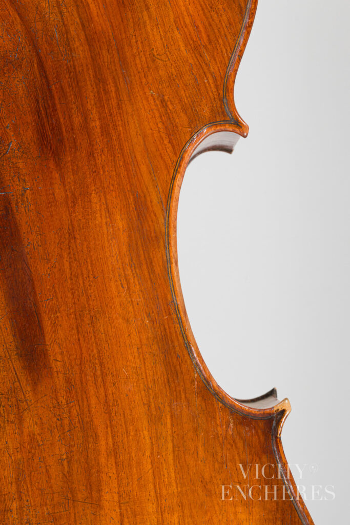 Intéressant et rare violoncelle d’Hendrick WILLEMS II Instrument mis en vente par Vichy Enchères le 5 décembre 2024 © C. Darbelet