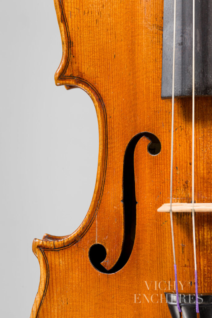 Alto petite taille de Giuseppe GAGLIANO transformé en violon Instrument mis en vente par Vichy Enchères le 5 décembre 2024 © C. Darbelet