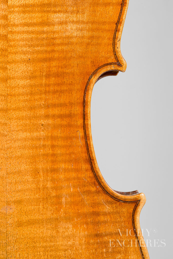 Alto petite taille de Giuseppe GAGLIANO transformé en violon Instrument mis en vente par Vichy Enchères le 5 décembre 2024 © C. Darbelet