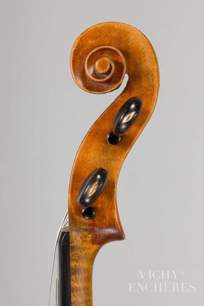 Alto petite taille de Giuseppe GAGLIANO transformé en violon Instrument mis en vente par Vichy Enchères le 5 décembre 2024 © C. Darbelet