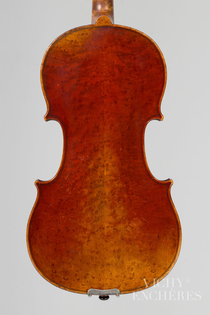 Intéressant violon de Joseph HEL Instrument mis en vente par Vichy Enchères le 5 décembre 2024 © C. Darbelet