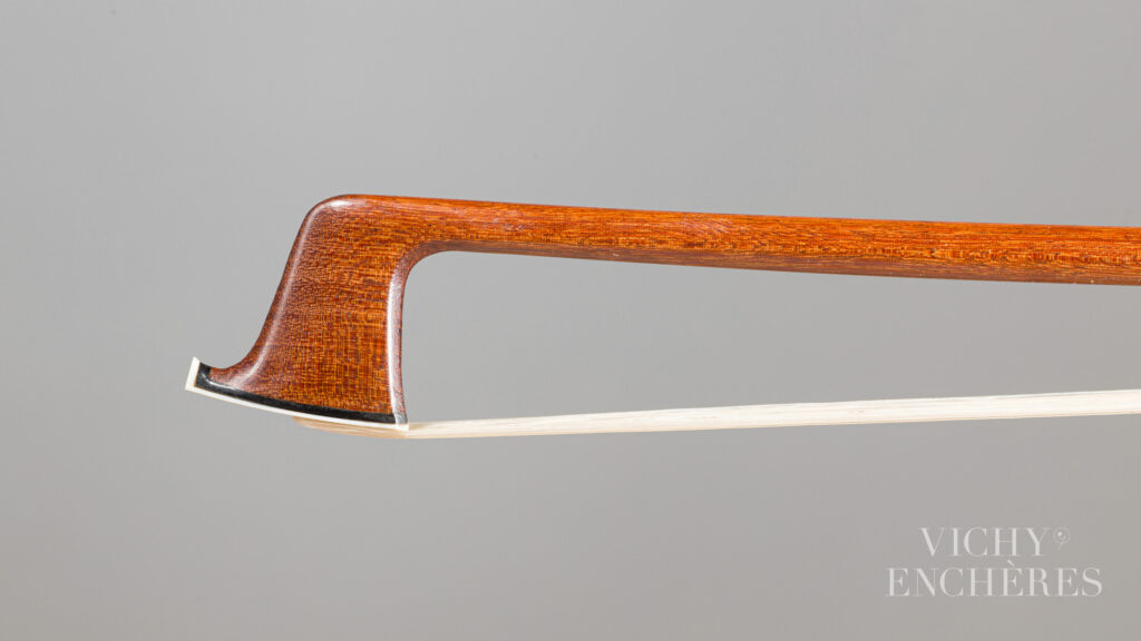 Rare baguette d’archet de violon de François-Xavier TOURTE Instrument mis en vente par Vichy Enchères le 5 décembre 2024 © C. Darbelet