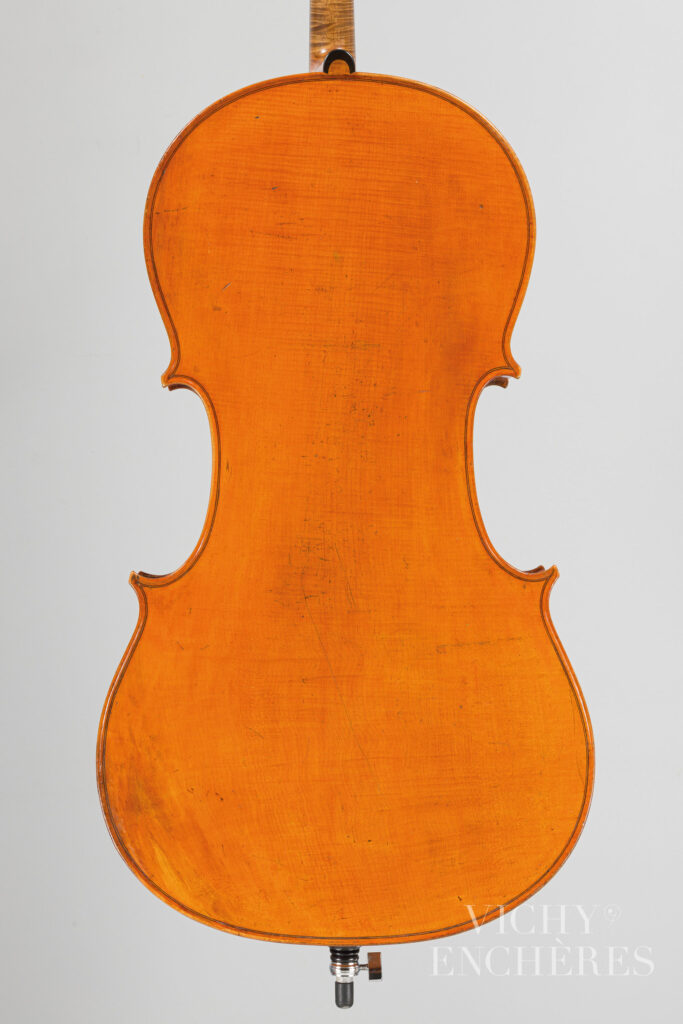 Violoncelle de Joseph CHAROTTE Instrument mis en vente par Vichy Enchères le 5 décembre 2024 © C. Darbelet