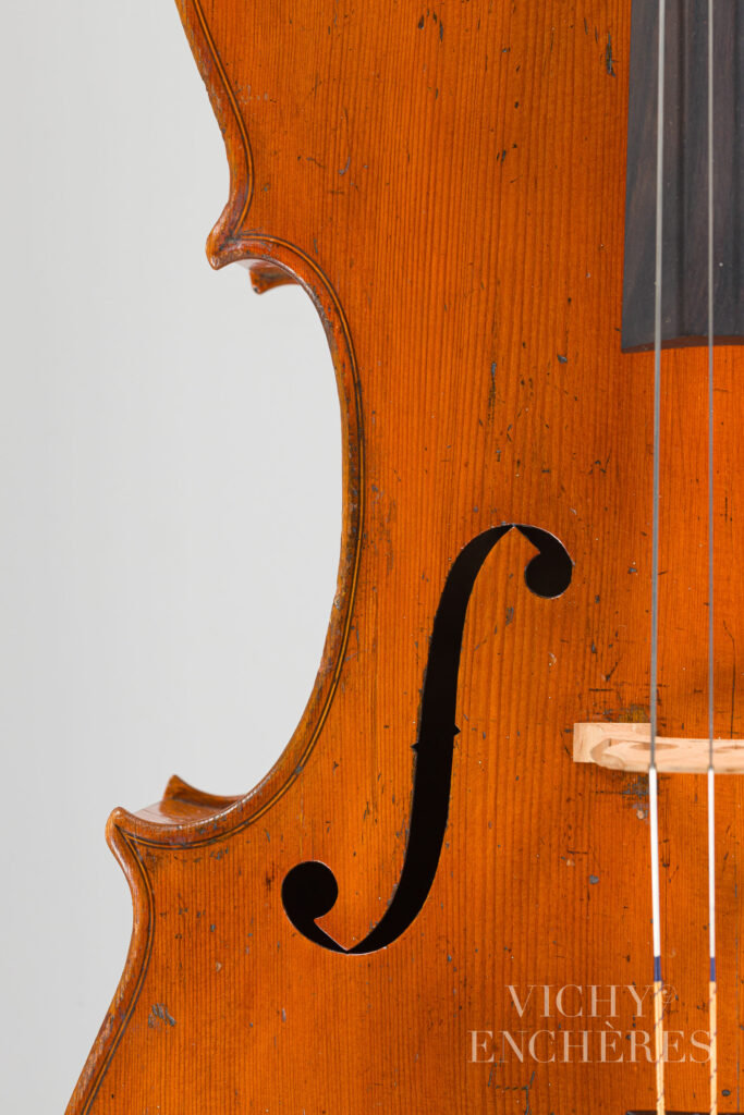 Violoncelle de Joseph CHAROTTE Instrument mis en vente par Vichy Enchères le 5 décembre 2024 © C. Darbelet