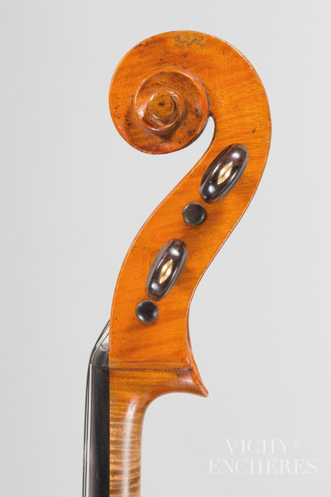 Violoncelle de Joseph CHAROTTE Instrument mis en vente par Vichy Enchères le 5 décembre 2024 © C. Darbelet