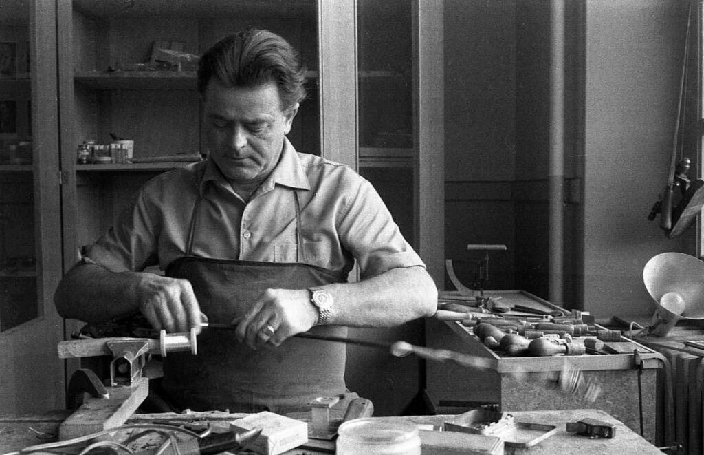 Bernard Ouchard à l’établi, Mirecourt, 1973 © Sylvie Masson
