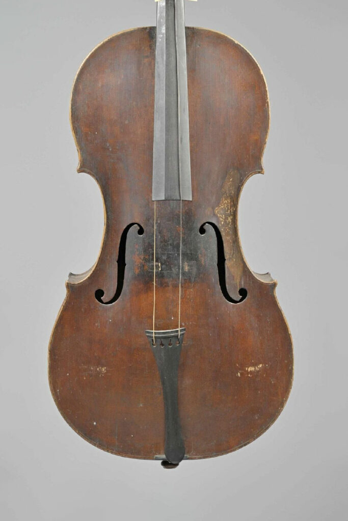 Violoncelle de Jacques le Teinturier, instrument mis en vente par Vichy Enchères le 12 juin 2014. © J.H.Bayle