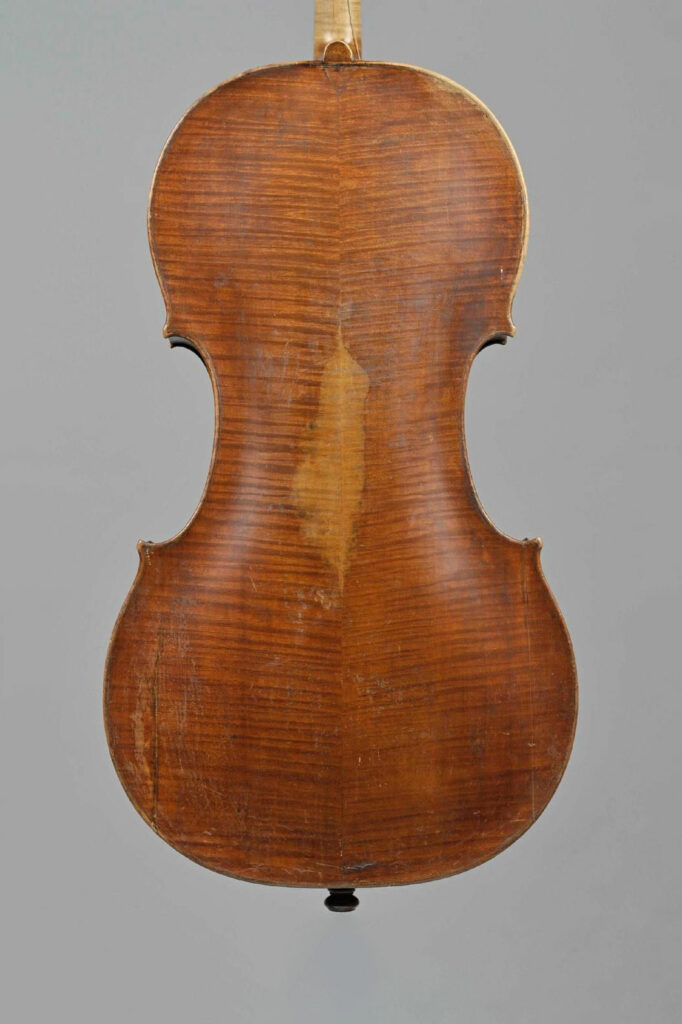 Violoncelle de Jacques le Teinturier, instrument mis en vente par Vichy Enchères le 12 juin 2014. © J.H.Bayle