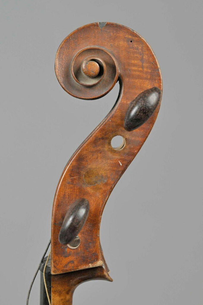 Violoncelle de Jacques le Teinturier, instrument mis en vente par Vichy Enchères le 12 juin 2014. © J.H.Bayle