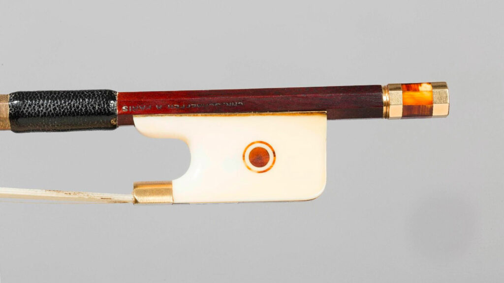 Archet de violoncelle de Christophe SCHAEFFER Instrument mis en vente par Vichy Enchères le 8 juin 2017 © C. Darbelet