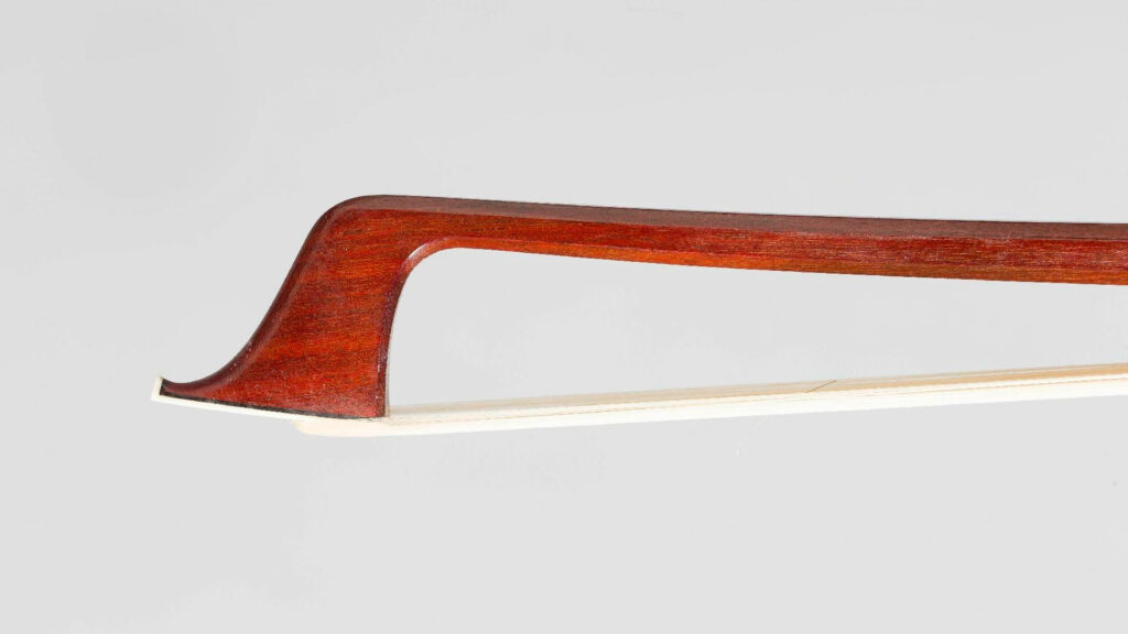 Archet de violoncelle de Christophe SCHAEFFER Instrument mis en vente par Vichy Enchères le 8 juin 2017 © C. Darbelet