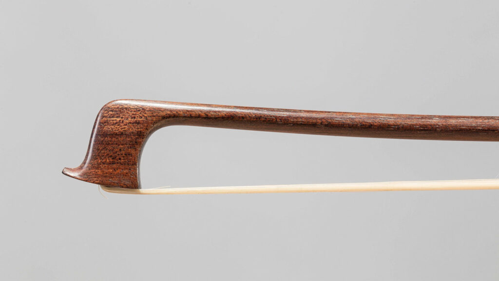 Archet de violon de Archet de violon de Nicolas Duchaine II, mis en vente par Vichy Enchères le 6 juin 2019. ©C.Darbelet