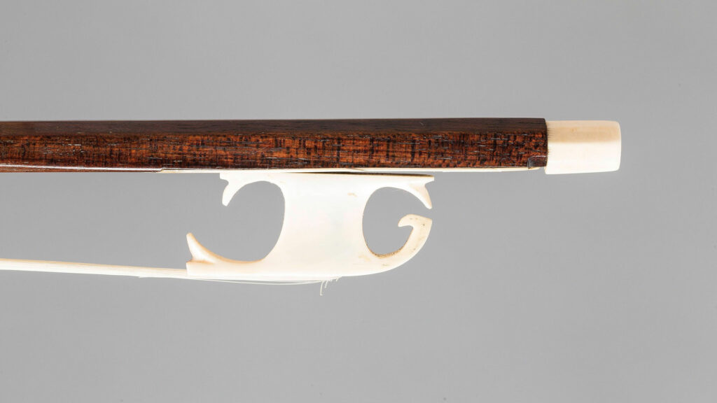 Archet de violon de Archet de violon de Nicolas Duchaine II, mis en vente par Vichy Enchères le 6 juin 2019. ©C.Darbelet