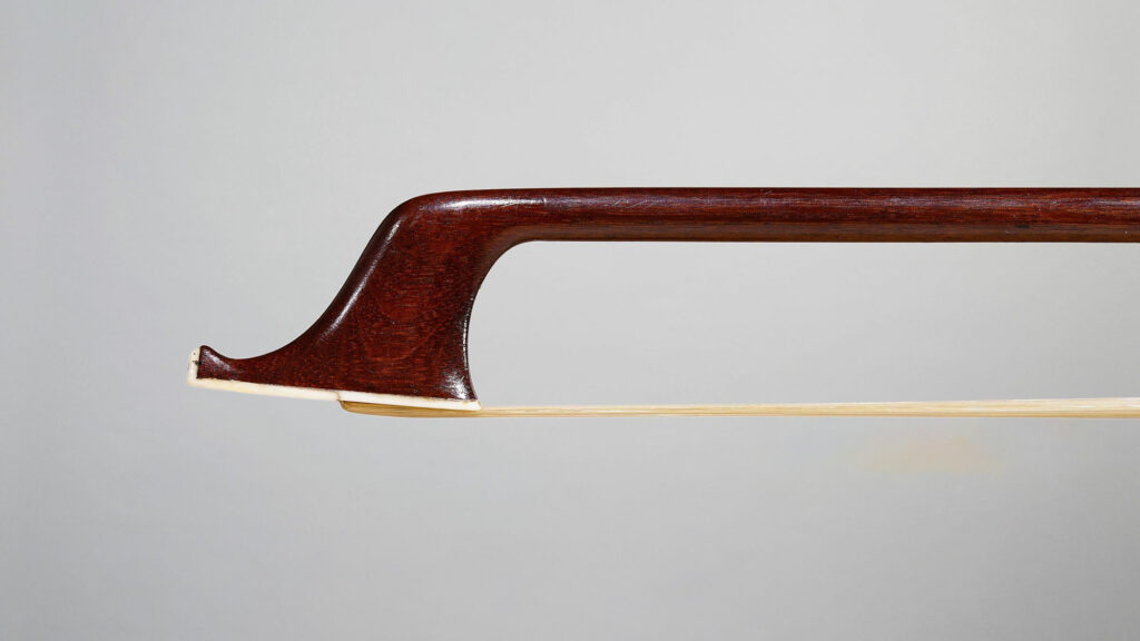 Archet de violon de Tainturié, instrument mis en vente par Vichy Enchères le 27 novembre 2019. © C. Darbelet