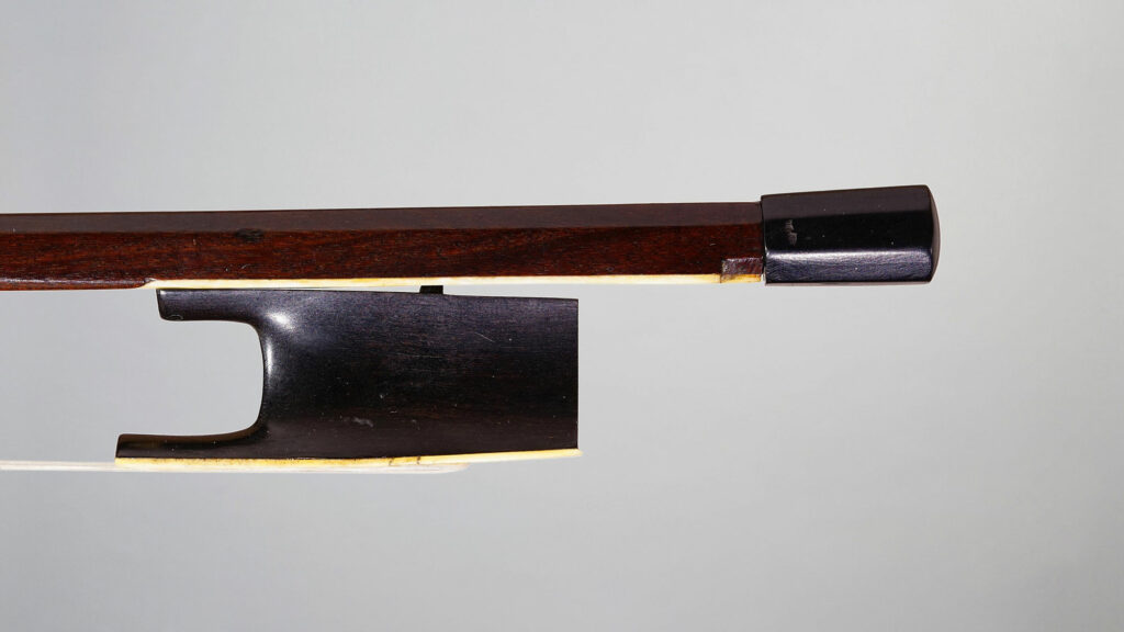 Archet de violon de Tainturié, instrument mis en vente par Vichy Enchères le 27 novembre 2019. © C. Darbelet