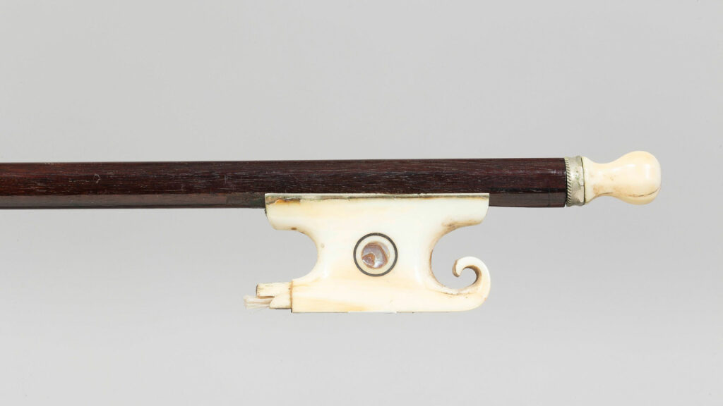 Archet de violon de Nicolas Léonard Tourte, instrument mis en vente par Vichy Enchères le 28 novembre 2019. © C. Darbelet