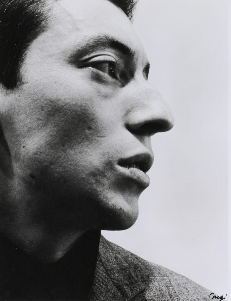 Louis INGIGLIARDI, dit INGI (1915-2008). "Serge GAINSBOURG (1928-1991) Chanteur". Prises de vue en novembre 1958 dans les coulisses de l'Olympia. Tirage argentique 1999 image 28.5 x 21.5 cm, feuille 30.5 x 24 cm. Oeuvre mise en vente par Vichy Enchères le 10 mai 2025 © C. Darbelet