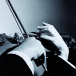 Louis INGIGLIARDI, dit INGI (1915-2008). Yehudi MENUHIN (1916-1999), Violoniste, ses mains sur son stradivarius le « Soil ». Prises de vues décembre 1959/janvier 1960. Tirage argentique 1994. Photo mise en vente par vichy Enchères le 5 juin 2025