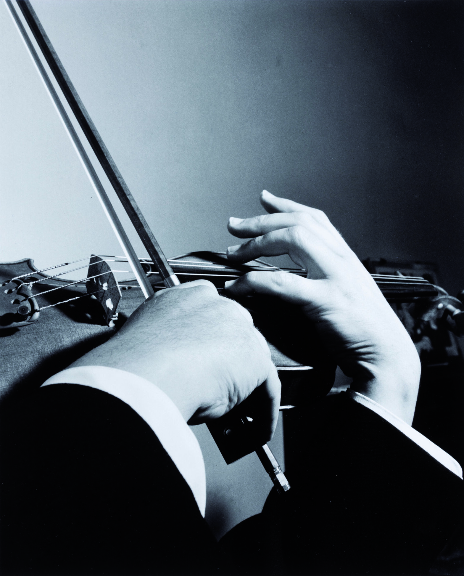 Louis INGIGLIARDI, dit INGI (1915-2008). Yehudi MENUHIN (1916-1999), Violoniste, ses mains sur son stradivarius le « Soil ». Prises de vues décembre 1959/janvier 1960. Tirage argentique 1994. Photo mise en vente par vichy Enchères le 5 juin 2025