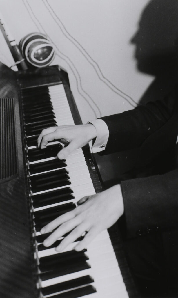 Louis INGIGLIARDI, dit INGI (1915-2008). "Pierre BOULEZ (1925-2016) Compositeur, Chef d'Orchestre" Prises de vues 14 février 1958 à son domicile parisien Tirage argentique 1999, Image 32.5 x 19.5 cm, feuille 40.5 x 30.5 cm. Oeuvre mise en vente par Vichy Enchères le 2 juin 2025 © C. Darbelet