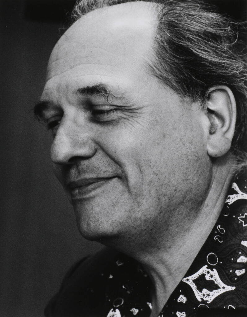 Louis INGIGLIARDI, dit INGI (1915-2008). "Olivier MESSIAEN (1908-1992), Compositeur, Organiste". Prises de vues 28 avril 1965 à son domicile parisien. Tirage argentique 1999. Image 35.5 x 27.8, feuille 40 x 30 cm. Oeuvre mise en vente par Vichy Enchères le 2 juin 2025 © C. Darbelet