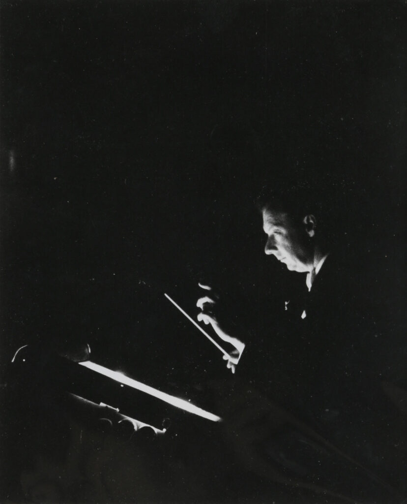 Louis INGIGLIARDI, dit INGI (1915-2008). "Benjamin BRITTEN (1913-1976), Compositeur". Prises de vues le 23 mai 1956 lors de la première représentation de son opéra « The Turn of the Screw » au Théâtre des Champs Elysées. Tirage argentique d'époque glacé. 24.5 x 20 cm. Oeuvre mise en vente par Vichy Enchères le 2 juin 2025 © C. Darbelet