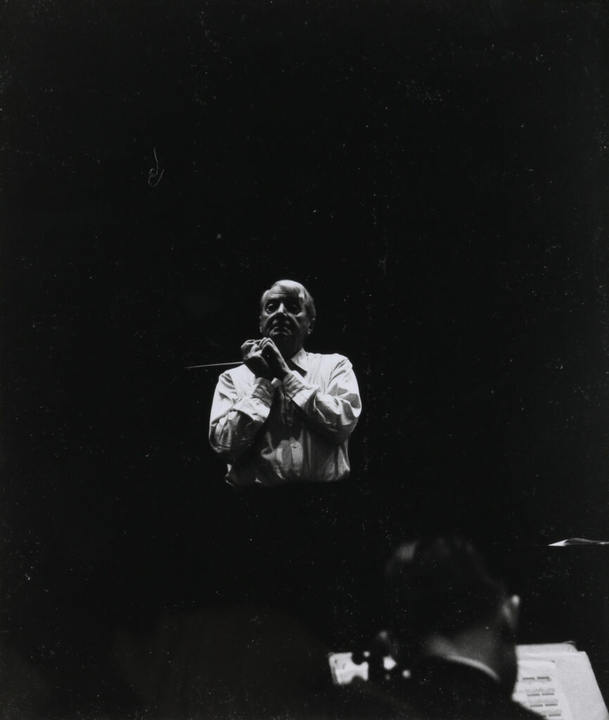 Louis INGIGLIARDI, dit INGI (1915-2008). "Charles MUNCH (1891-1968), Chef d'Orchestre". Prises de vues 11 mai 1956 à la salle Pleyel, dirigeant l'Orchestre de la SOCIETE DES CONCERTS. Tirage argentique 1999. Image 25.5 x 20.2 cm, feuille 30.5 x 23.8 cm Oeuvre mise en vente par Vichy Enchères le 2 juin 2025 © C. Darbelet