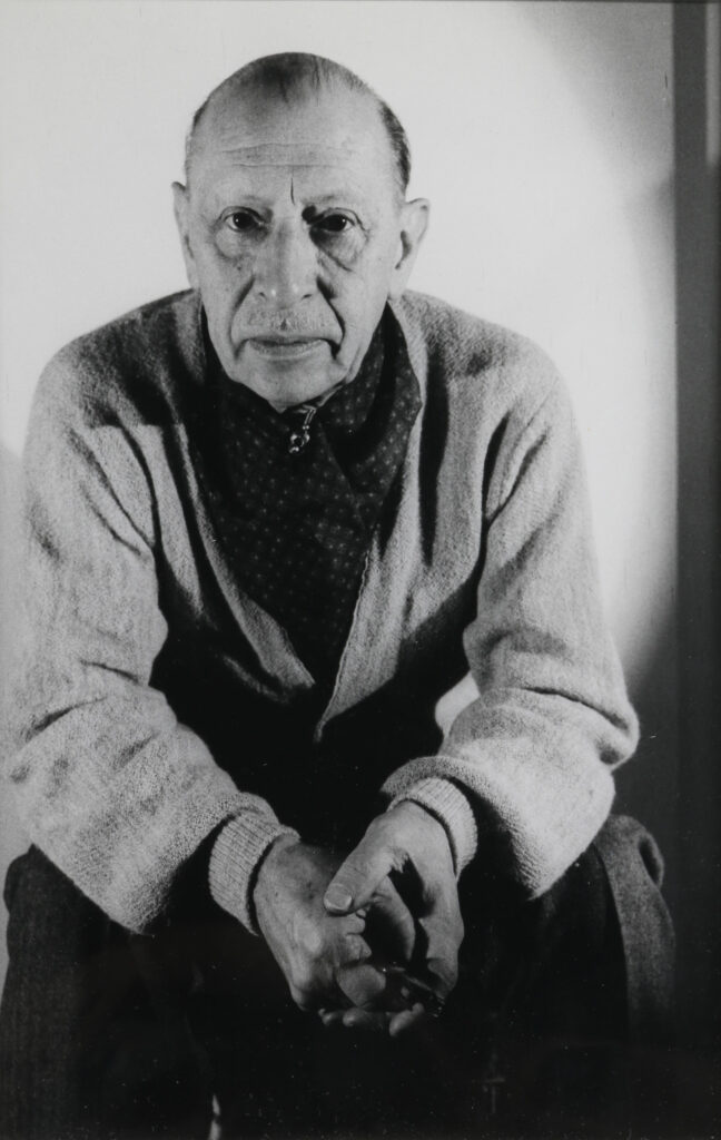 Louis INGIGLIARDI, dit INGI (1915-2008). "Igor STRAVINSKY (1882-1971) Compositeur". Prises de vues 17 novembre 1958 lors d'un entretien fort animé avec Ingi. Tirage argentique glacé d'époque 29.8 x 20.5 cm. Oeuvre mise en vente par Vichy Enchères le 2 juin 2025 © C. Darbelet