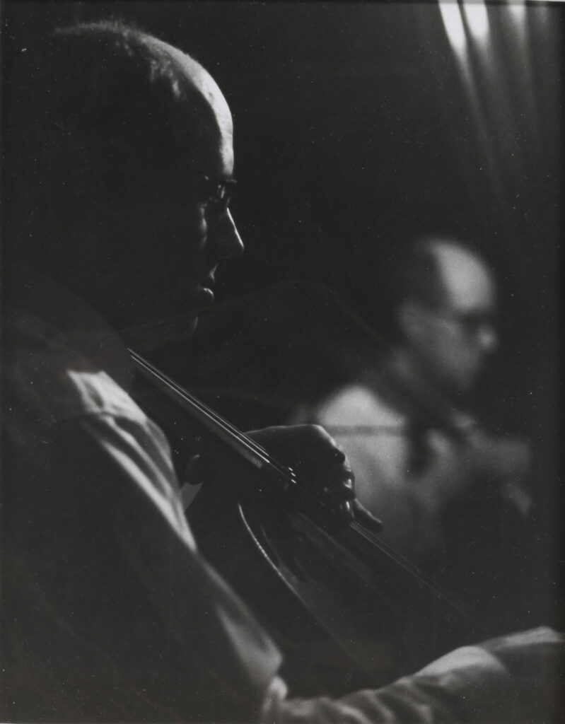 Louis INGIGLIARDI, dit INGI (1915-2008). "Mstislav ROSTROPOVITCH (1927-2007), Violoncelliste". Prises de vue automne 1968 lors d'un enregistrement pour la télévision. Tirage argentique d'époque contrecollé sur carton 18.8 x 22.5 cm. Oeuvre mise en vente par Vichy Enchères le 2 juin 2025 © C. Darbelet