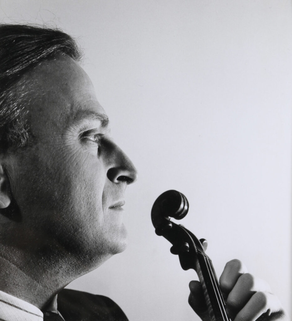 Louis INGIGLIARDI, dit INGI (1915-2008). " Yehudi MENUHIN (1916-1999), Violoniste, portrait de profil". Prises de vues décembre 59/janvier 1960. Tirage argentique 1994. Image 21.7 x 20.4 cm, feuille 30.5 x 23.7 cm. Oeuvre mise en vente par Vichy Enchères le 2 juin 2025 © C. Darbelet