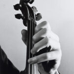 Louis INGIGLIARDI, dit INGI (1915-2008). " Yehudi MENUHIN (1916-1999), Violoniste, ses mains sur son stradivarius le « Soil »" Prises de vues décembre 59/janvier 1960. Tirage argentique 1994 Oeuvre mise en vente par Vichy Enchères le 2 juin 2025 © C. Darbelet