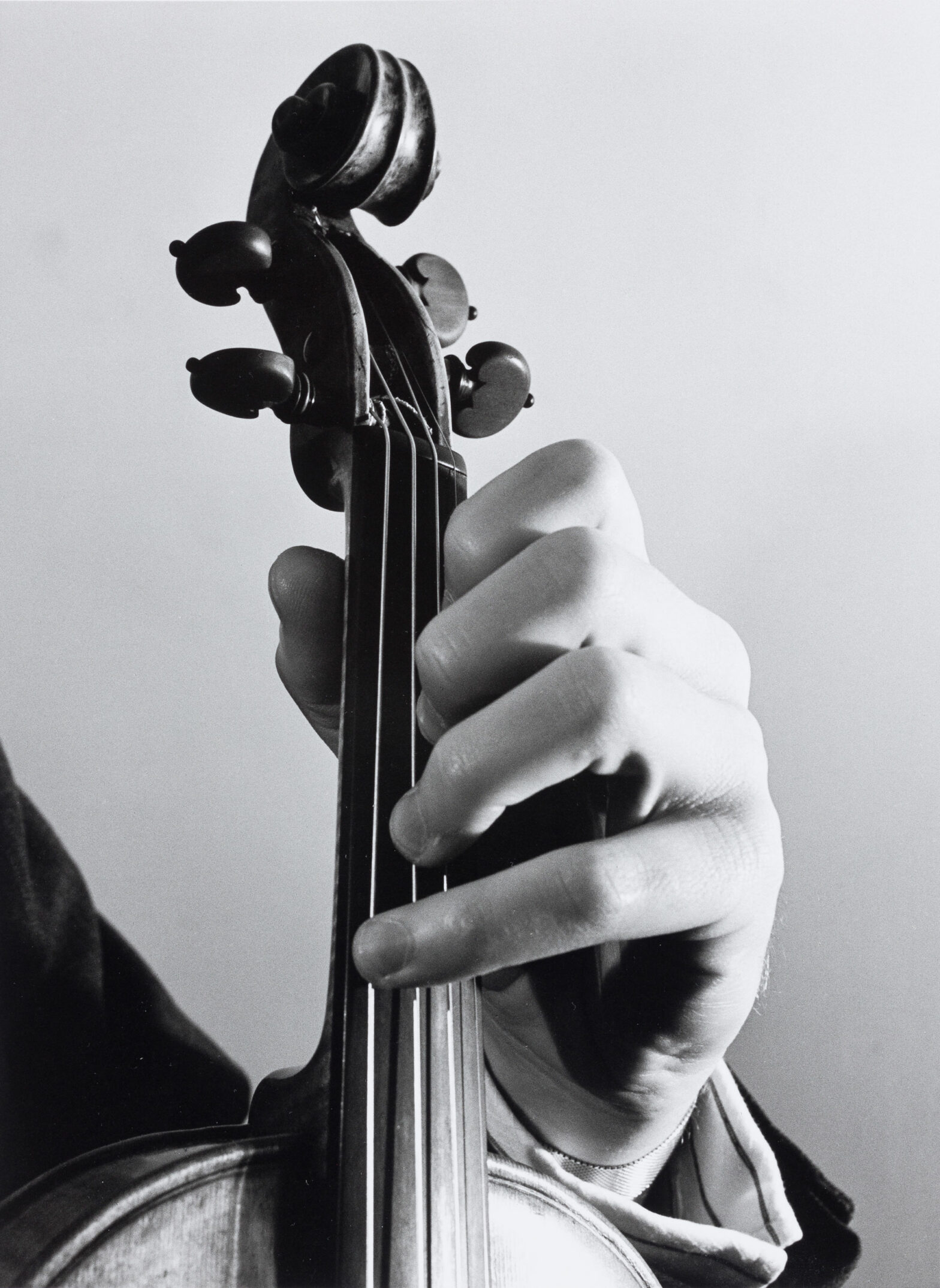 Louis INGIGLIARDI, dit INGI (1915-2008). " Yehudi MENUHIN (1916-1999), Violoniste, ses mains sur son stradivarius le « Soil »" Prises de vues décembre 59/janvier 1960. Tirage argentique 1994 Oeuvre mise en vente par Vichy Enchères le 2 juin 2025 © C. Darbelet