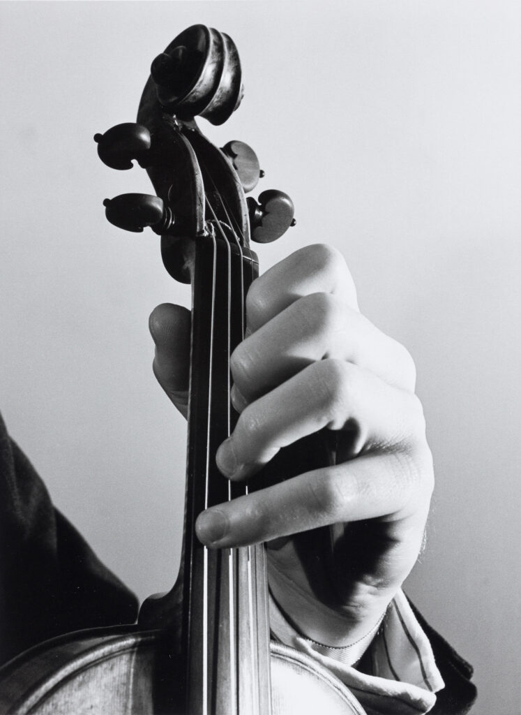 Louis INGIGLIARDI, dit INGI (1915-2008). " Yehudi MENUHIN (1916-1999), Violoniste, ses mains sur son stradivarius le « Soil »" Prises de vues décembre 59/janvier 1960. Tirage argentique 1994 Oeuvre mise en vente par Vichy Enchères le 2 juin 2025 © C. Darbelet