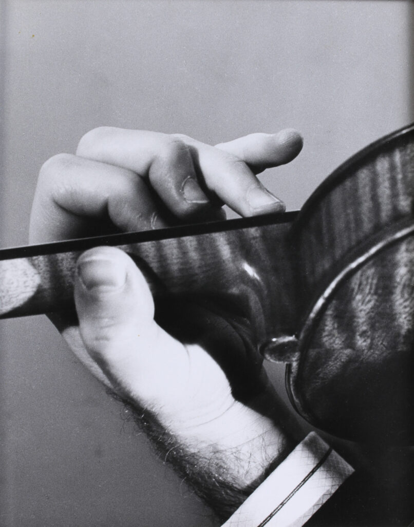 Louis INGIGLIARDI, dit INGI (1915-2008). " Yehudi MENUHIN ( 1916-1999), Violoniste, ses mains". Prises de vues décembre 59 janvier 1960. Tirage argentique 1982. Contrecollé sur Dibond 30 x 24.4 cm. Oeuvre mise en vente par Vichy Enchères le 2 juin 2025 © C. Darbelet